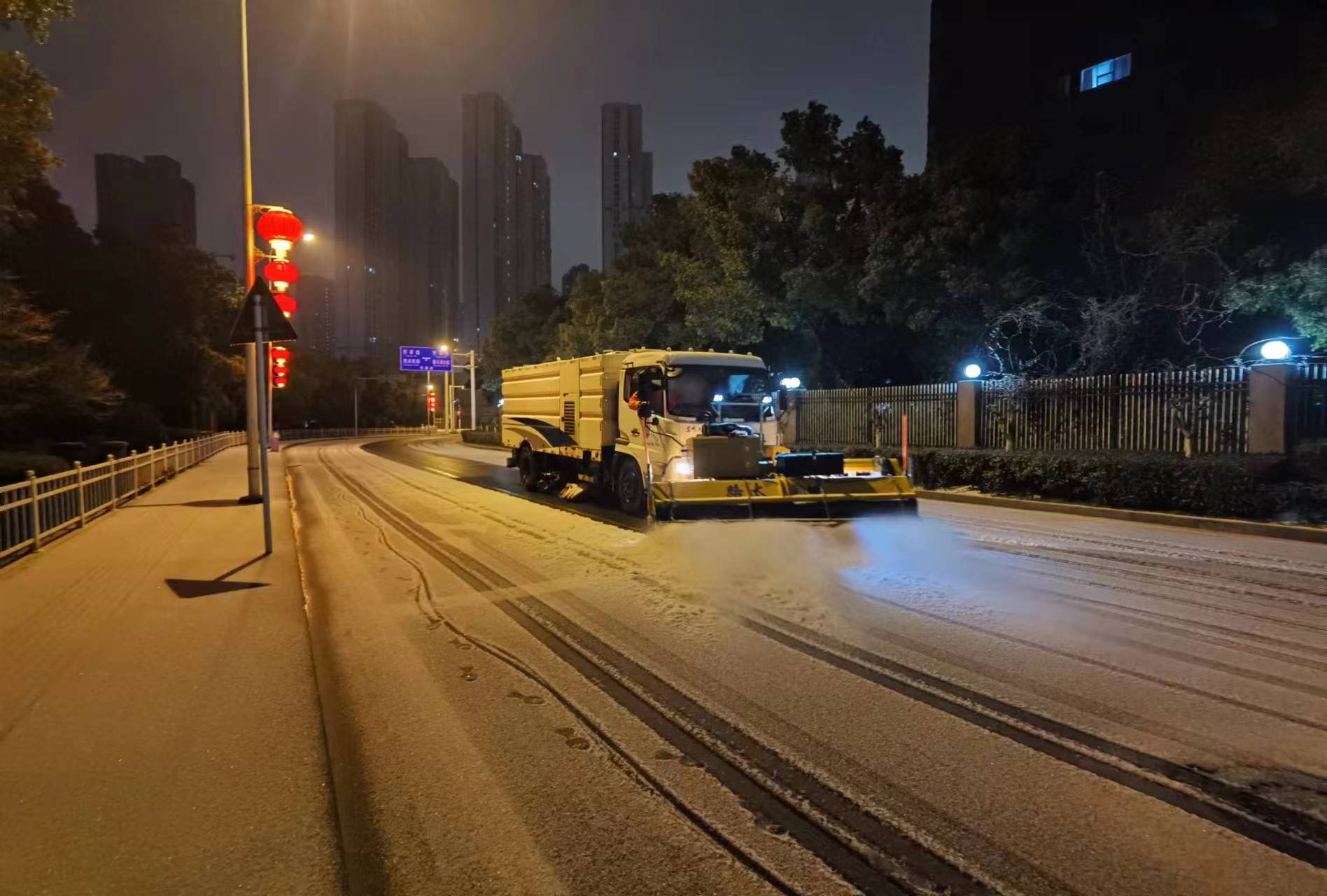 凌晨冰雪来袭汉阳连夜出动滚雪刷车、雪铲车除雪